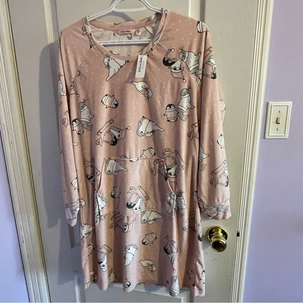 NWT La Vie En Rose Soft Sleep Shirt